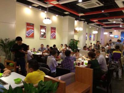 草莓黄片软件麻辣火鍋店內
