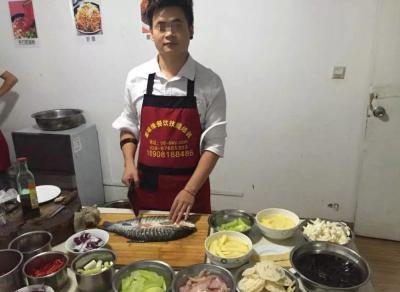  草莓黄片软件現場製作烤魚技術