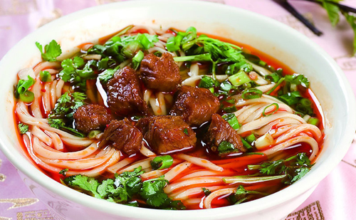成都美食小吃擔擔麵，鹵汁酥香，鹹鮮微辣