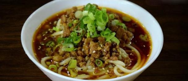 成都美食小吃擔擔麵，鹵汁酥香，鹹鮮微辣