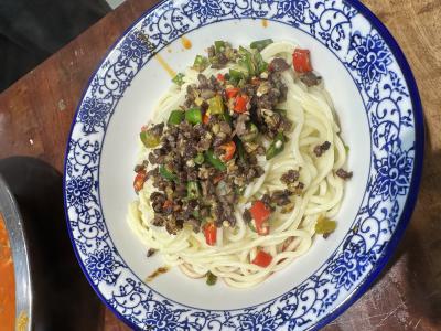 如何選擇麵食草莓视频污黄下载學校？師資力量與教學內容全麵性至關重要